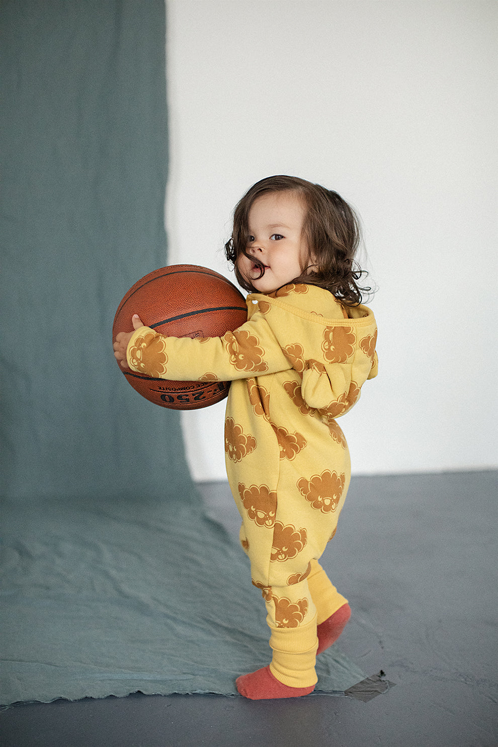 Jumpsuit mit Ohren für Babys & Kinder – gelber Overall mit Wolken und Kapuze