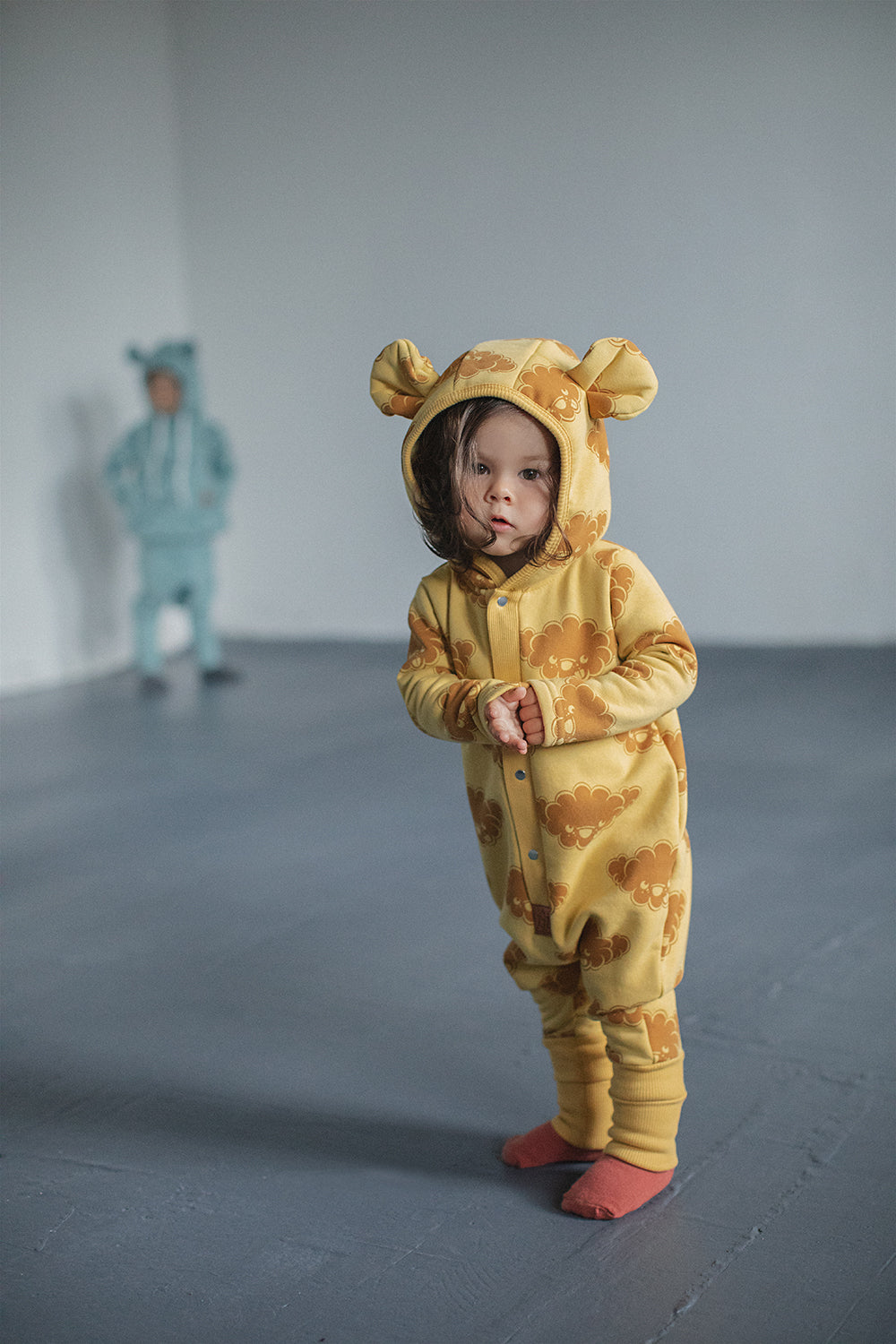 Jumpsuit mit Ohren für Babys & Kinder – gelber Overall mit Wolken und Kapuze