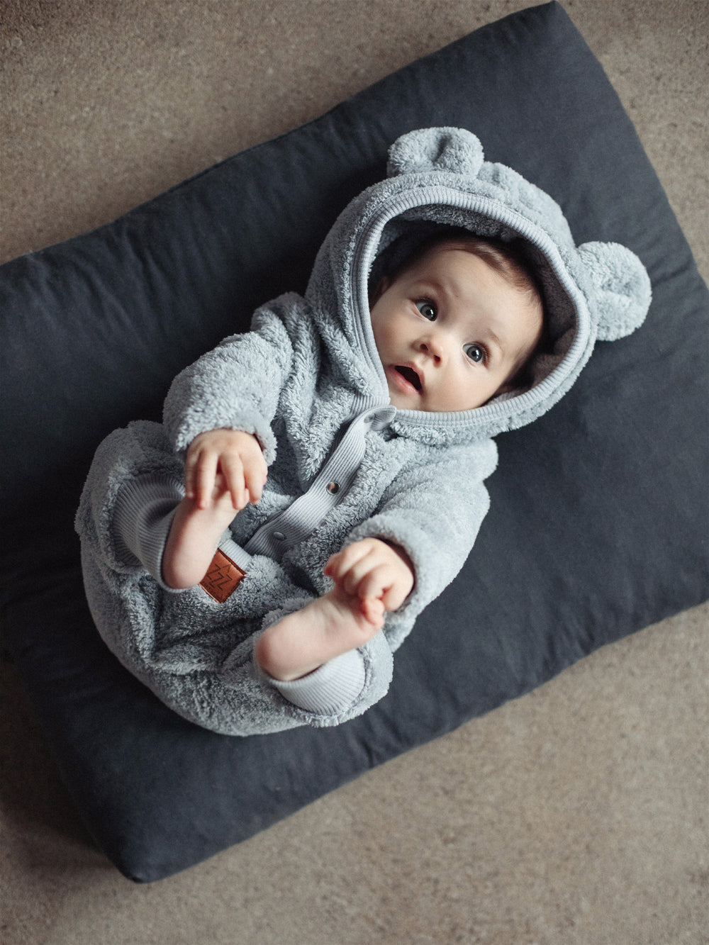 Jumpsuit mit Ohren für Babys und Kinder – Flauschiges Grau – Produktbild 3