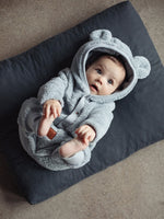 Jumpsuit mit Ohren für Babys und Kinder – Flauschiges Grau – Produktbild 3