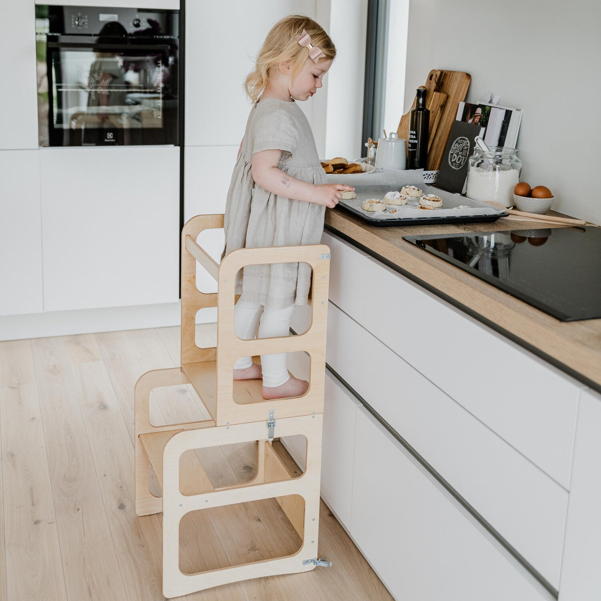 Montessori Lernturm 2-in-1 aus Holz – klappbarer Küchenturm mit Tisch & Stuhl – Produktbild 3