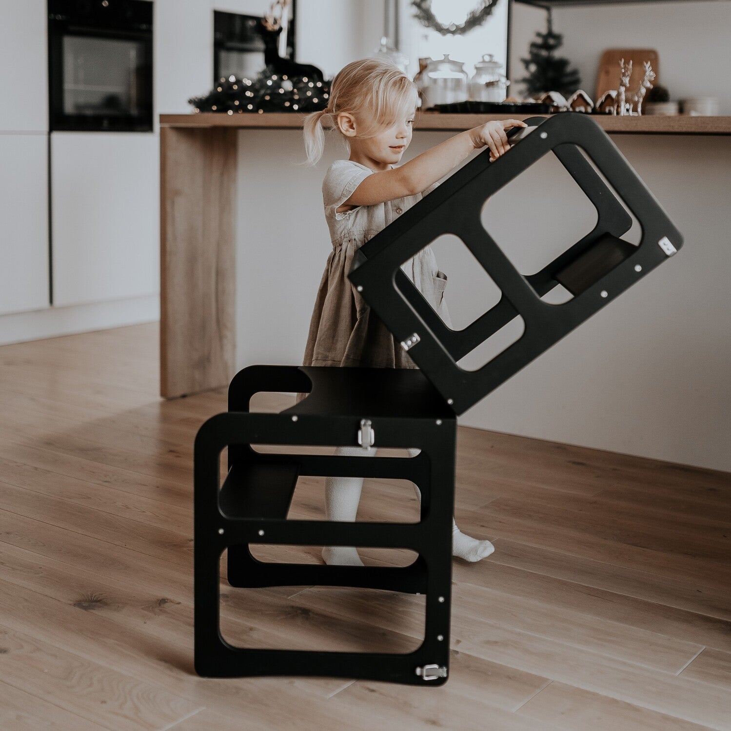 Montessori Lernturm 2-in-1 aus Holz – klappbarer Küchenturm mit Tisch & Stuhl – Produktbild 2