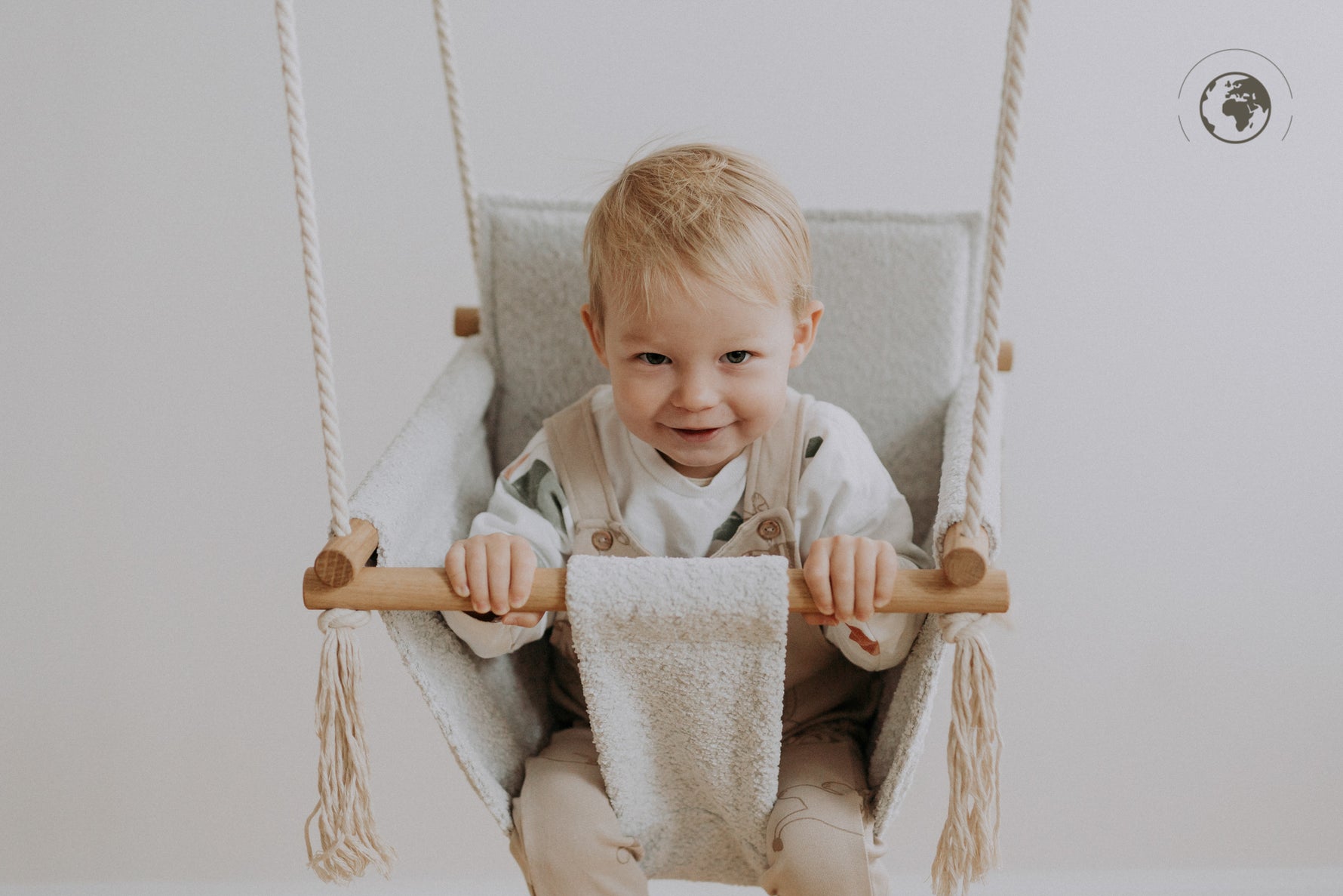 Babyschaukel BaBi aus Bouclé – Eisgrau – Produktbild 4