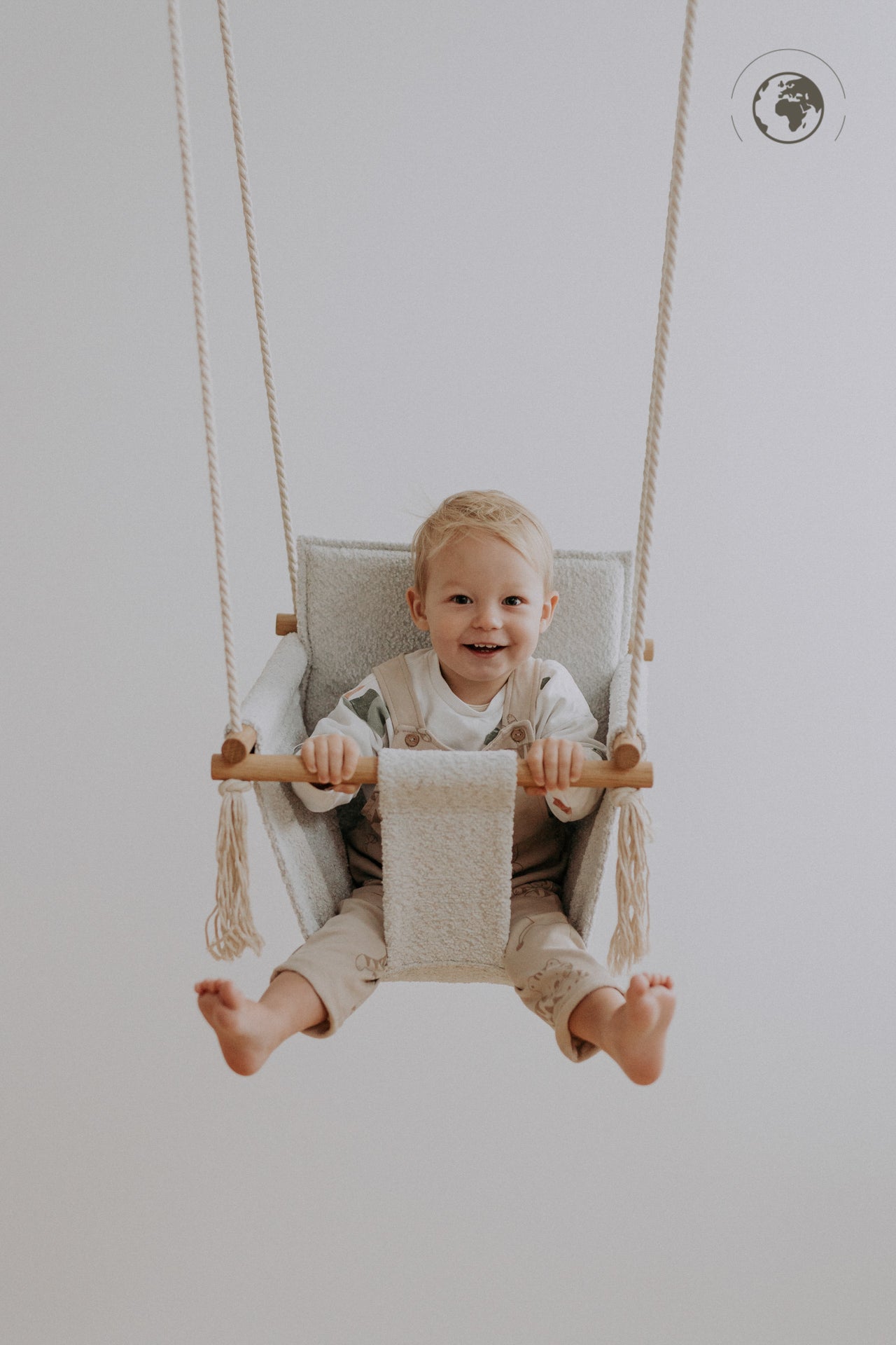 Babyschaukel BaBi aus Bouclé – Eisgrau – Produktbild 1