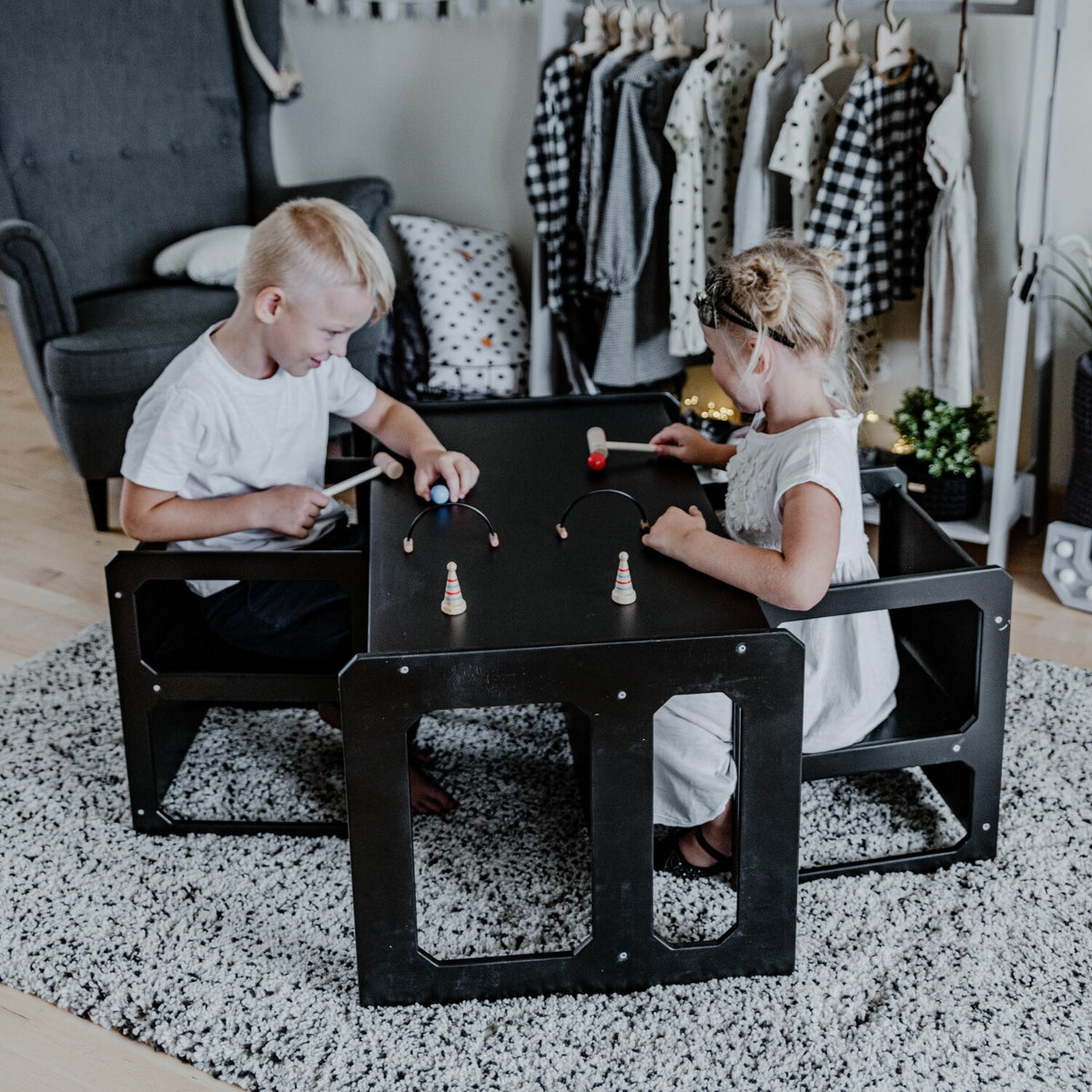 Montessori Tisch mit 2 Stühlen – Holz-Kindersitzgruppe für Essen, Spielen & Lernen – Produktbild 3
