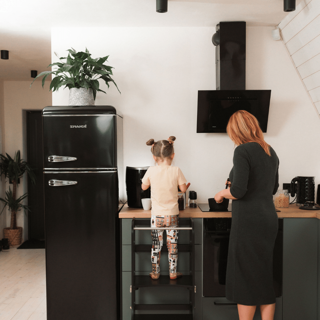 STEP’n’SIT 2in1 Lernturm Schwarz – Montessori Küchenhelfer & Kindertisch aus Birkensperrholz – Produktbild 1