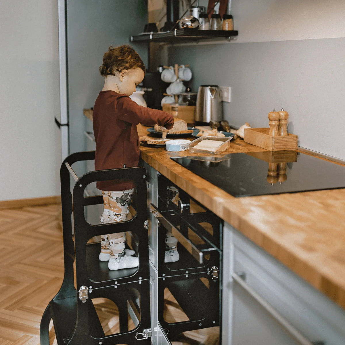 STEP’n’SIT 2in1 Lernturm Schwarz – Montessori Küchenhelfer & Kindertisch aus Birkensperrholz – Produktbild 2