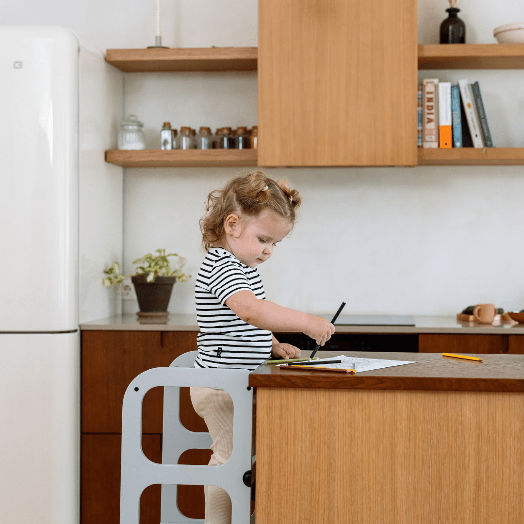 STEP’n’SIT® 2-in-1 Lernturm und Kindertisch – Grau – Produktbild 2