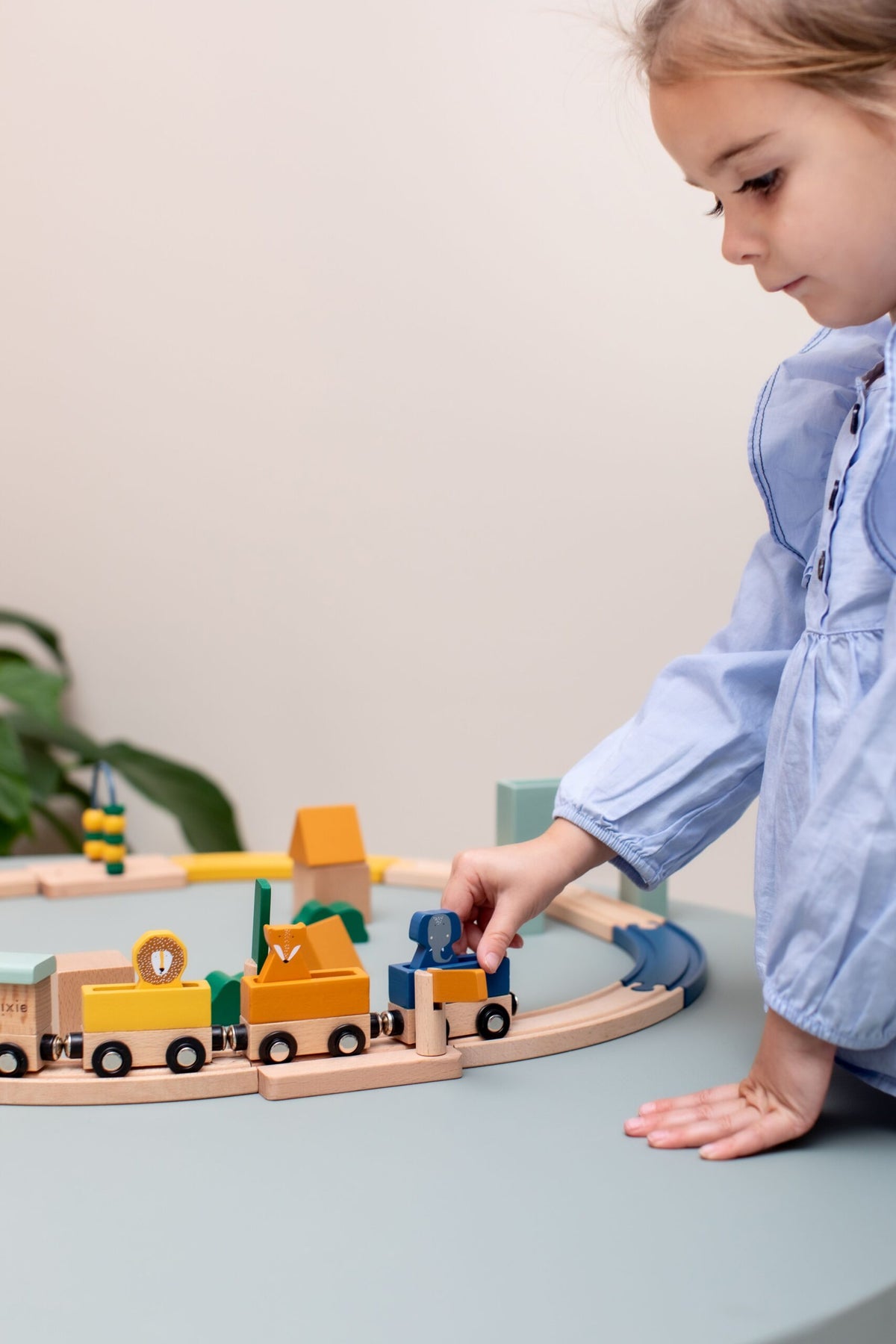 Holz-Eisenbahn Set mit Tierzug – FSC® Holzspielzeug für Kinder ab 3 Jahren – Produktbild 1
