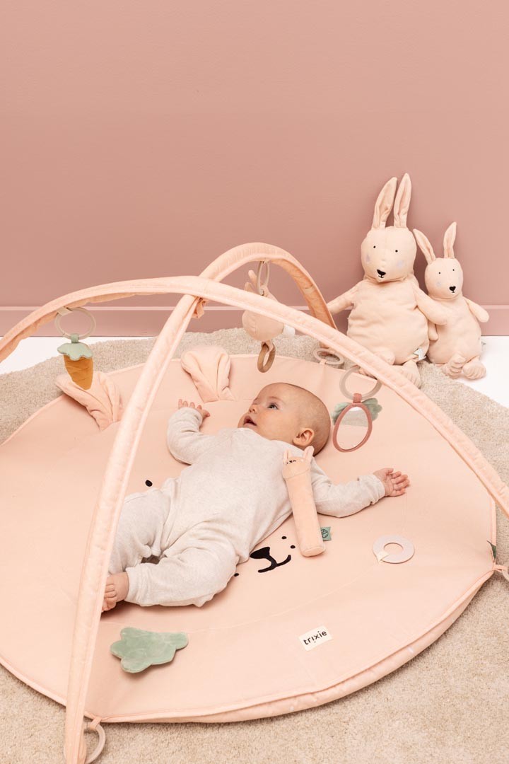 Baby-Spielmatte Mrs. Rabbit mit Bögen – Aktivitäts-Spielbogen ab 3 Monaten