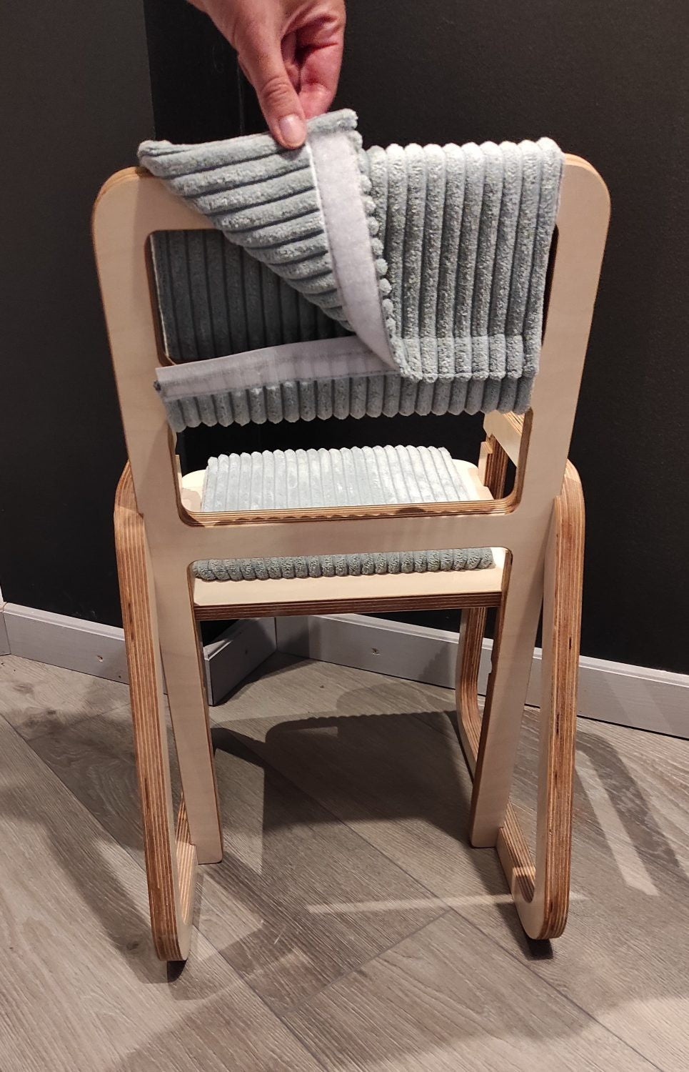 Luula Julle Mitwachsender Kinderstuhl aus Birke – Höhenverstellbarer ergonomischer Stuhl mit Samtpolster Mintgrün – Produktbild 2