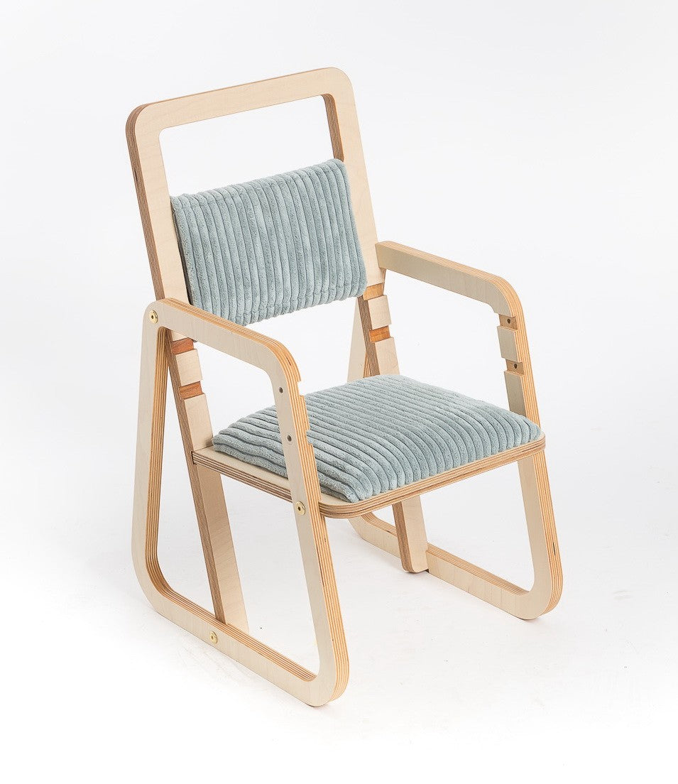 Luula Julle Mitwachsender Kinderstuhl aus Birke – Höhenverstellbarer ergonomischer Stuhl mit Samtpolster Mintgrün – Produktbild 1