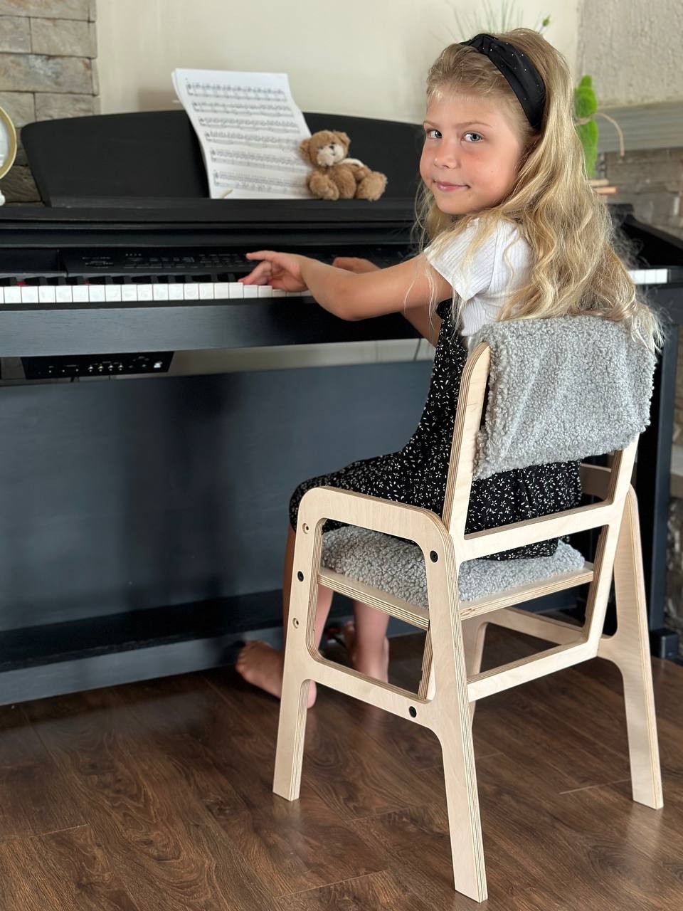 Luula Cloud Mouse Ergonomischer Mitwachs Stuhl – Höhenverstellbarer Kinderstuhl aus Birke mit Recycling Bezug – Produktbild 3