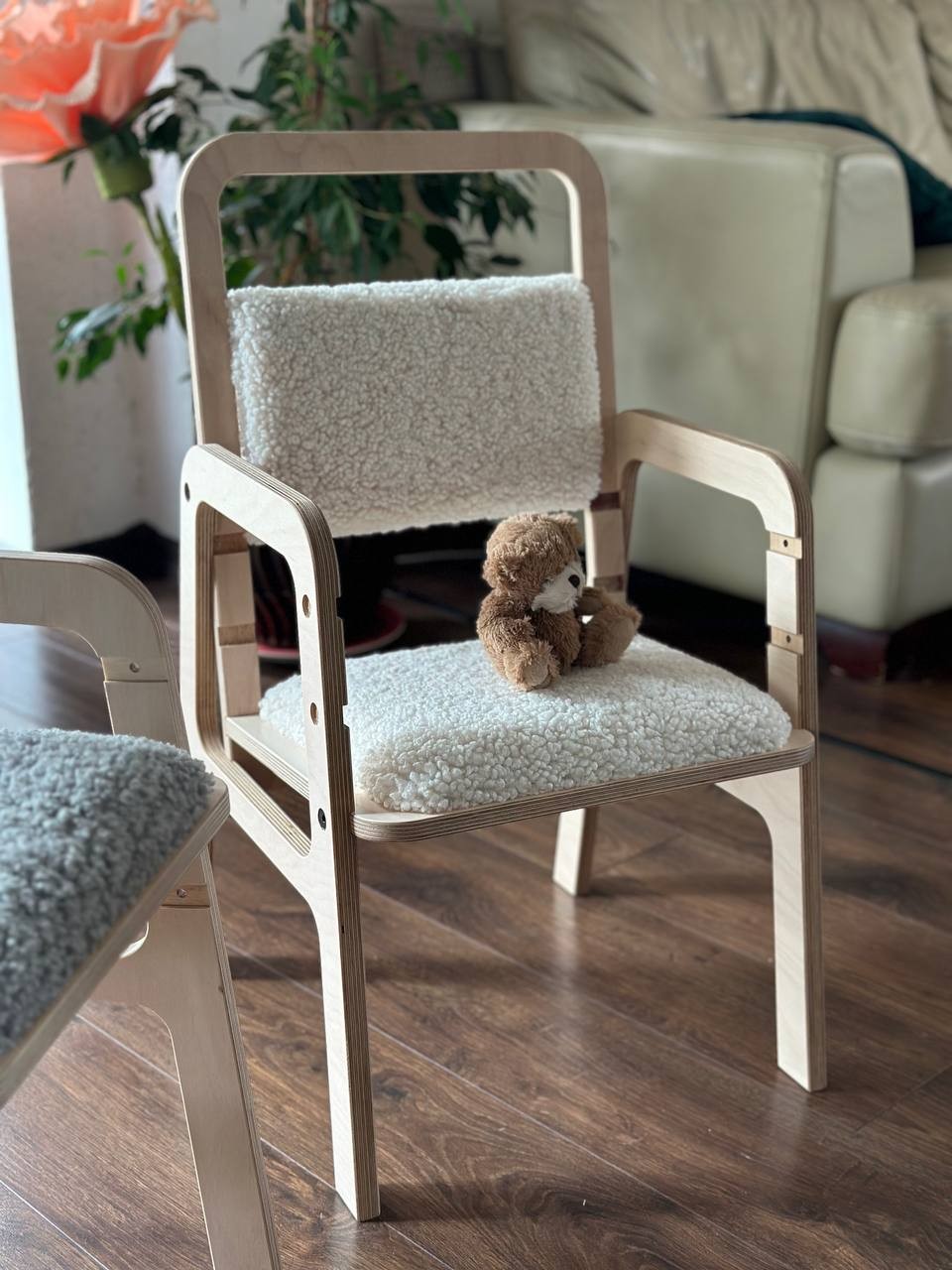 Luula Vanilla Lamb Ergonomischer Mitwachs Stuhl – Höhenverstellbarer Kinderstuhl aus Birke mit nachhaltigem Polster – Produktbild 1