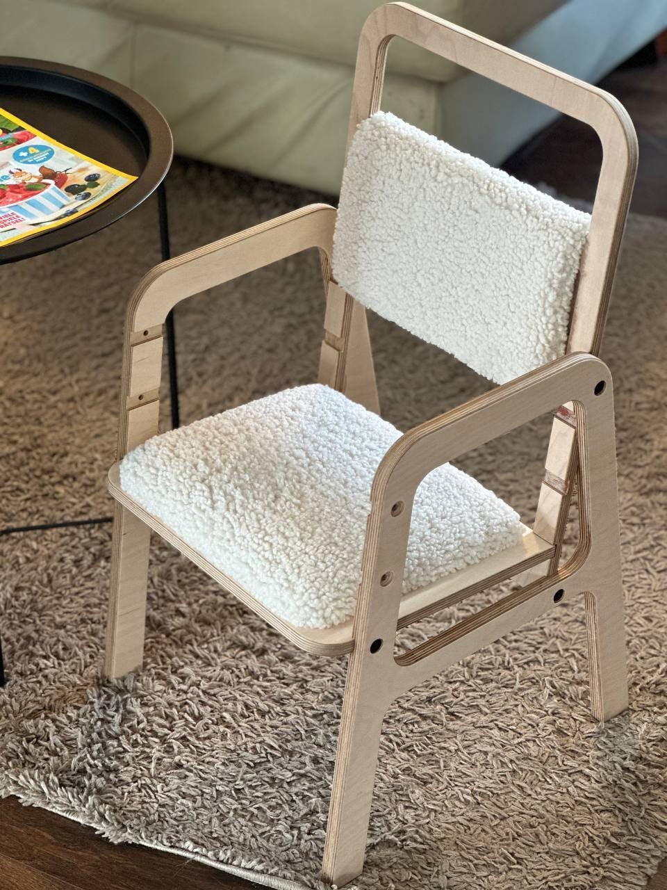 Luula Vanilla Lamb Ergonomischer Mitwachs Stuhl – Höhenverstellbarer Kinderstuhl aus Birke mit nachhaltigem Polster – Produktbild 3