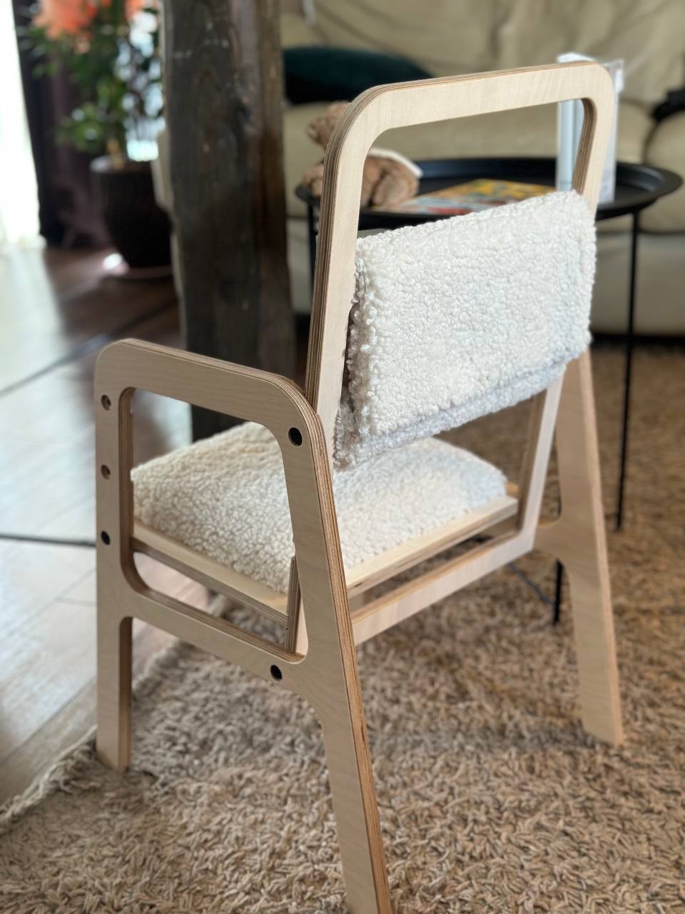 Luula Vanilla Lamb Ergonomischer Mitwachs Stuhl – Höhenverstellbarer Kinderstuhl aus Birke mit nachhaltigem Polster – Produktbild 4