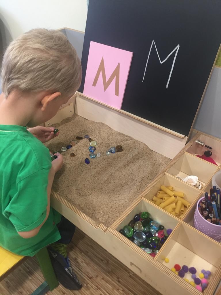 Luula Premium Montessori Tisch & Stuhl Set Mintgrün 90 cm – höhenverstellbarer Kindertisch aus FSC-Birke
