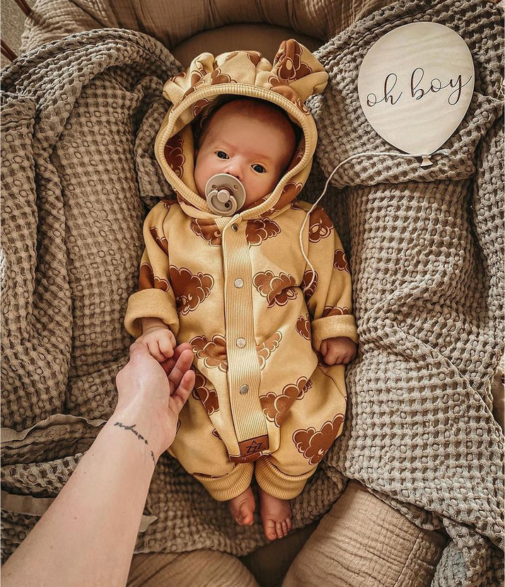 Jumpsuit mit Ohren für Babys & Kinder – gelber Overall mit Wolken und Kapuze