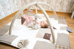 Baby-Spielmatte Braun 120x120 cm – Aktivitäts-Spielmatte mit Spielbogen aus Bio-Baumwolle