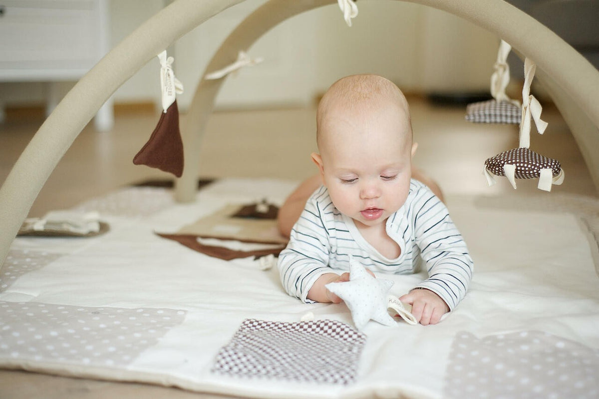 Baby-Spielmatte Braun 120x120 cm – Aktivitäts-Spielmatte mit Spielbogen aus Bio-Baumwolle