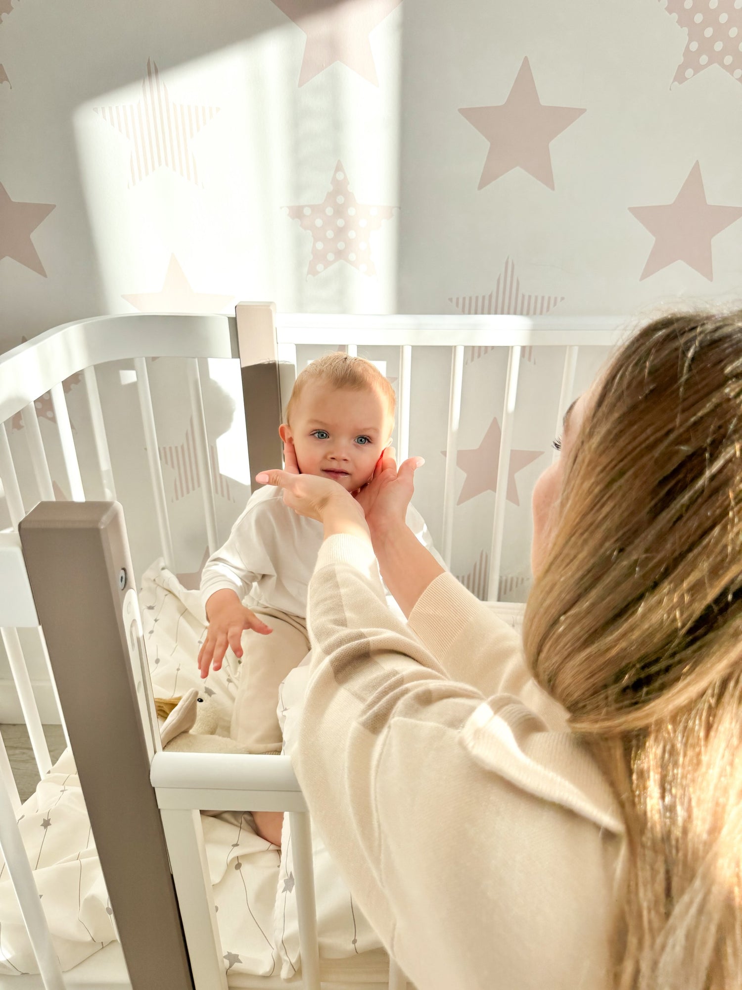 Babybett ELIN Set Cappuccino-Weiß – Mitwachsendes Beistellbett aus Buchenholz mit Matratze – Produktbild 1