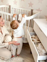 Babybett ELIN Set Cappuccino-Weiß – Mitwachsendes Beistellbett aus Buchenholz mit Matratze – Produktbild 4
