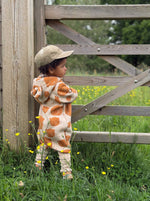 Baby-Jumpsuit Bear in Glasses Beige – weicher Overall mit Kapuze und Ohren – Produktbild 1