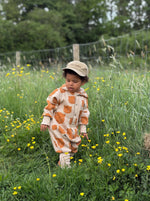 Baby-Jumpsuit Bear in Glasses Beige – weicher Overall mit Kapuze und Ohren – Produktbild 2