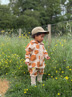Baby-Jumpsuit Bear in Glasses Beige – weicher Overall mit Kapuze und Ohren – Produktbild 3