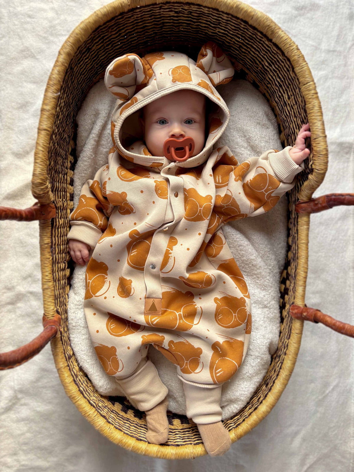 Baby-Jumpsuit Bear in Glasses Beige – weicher Overall mit Kapuze und Ohren – Produktbild 4