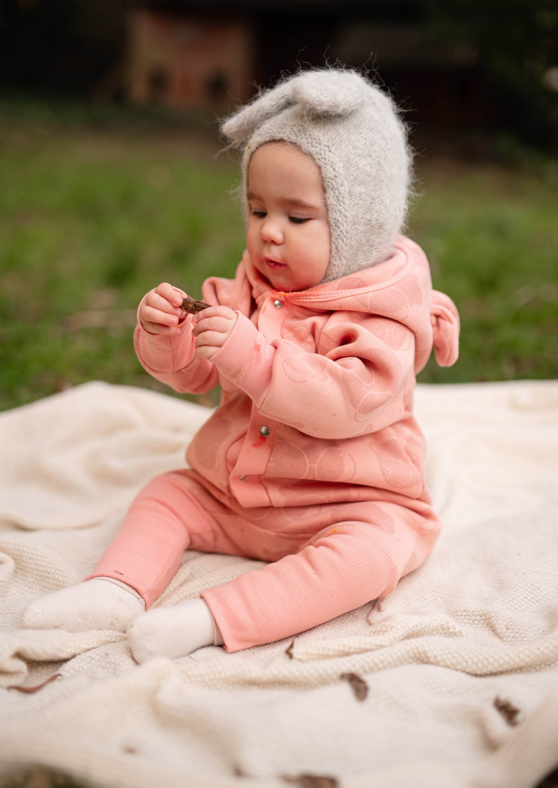 Baby-Jumpsuit Bär mit Kapuze & Ohren – Weicher Overall mit Bären-Print OEKO-TEX