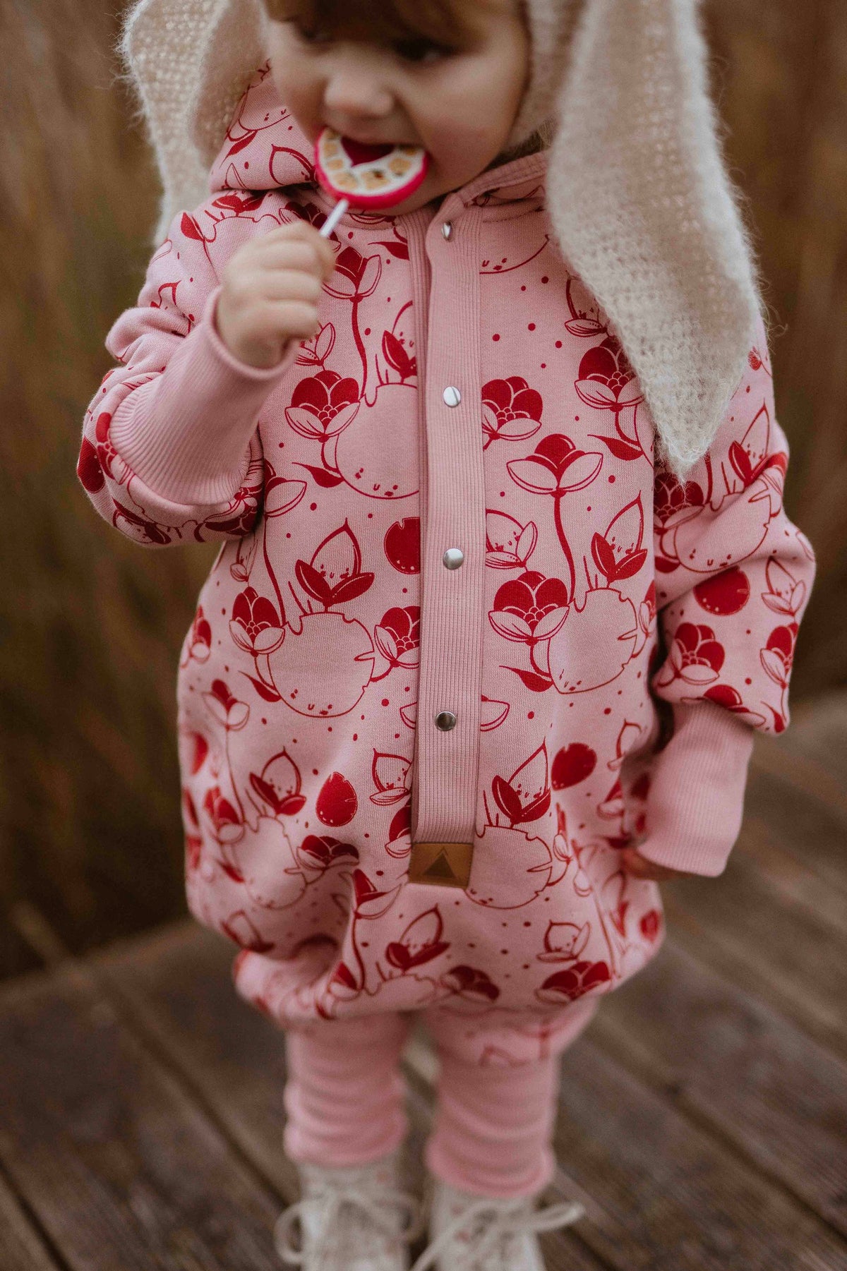 Baby-Jumpsuit mit Kapuze – Lilien auf Rosa – Produktbild 2