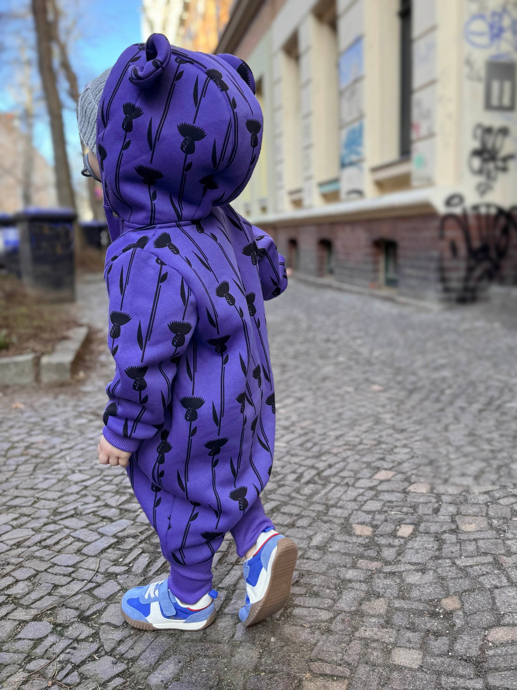 Baby-Jumpsuit Thistle on Violett – weicher Overall mit Kapuze und Ohren