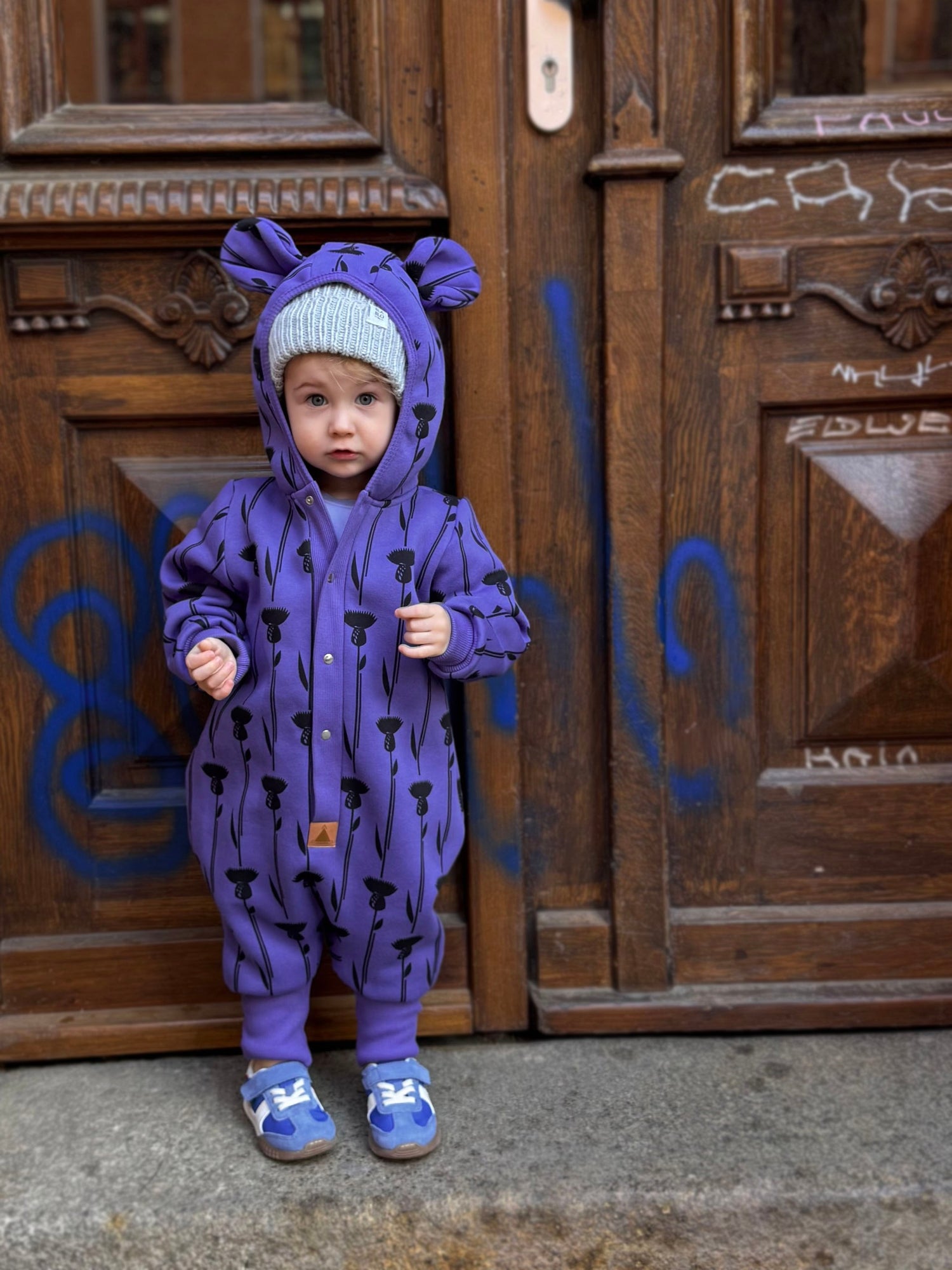 Baby-Jumpsuit Thistle on Violett – weicher Overall mit Kapuze und Ohren