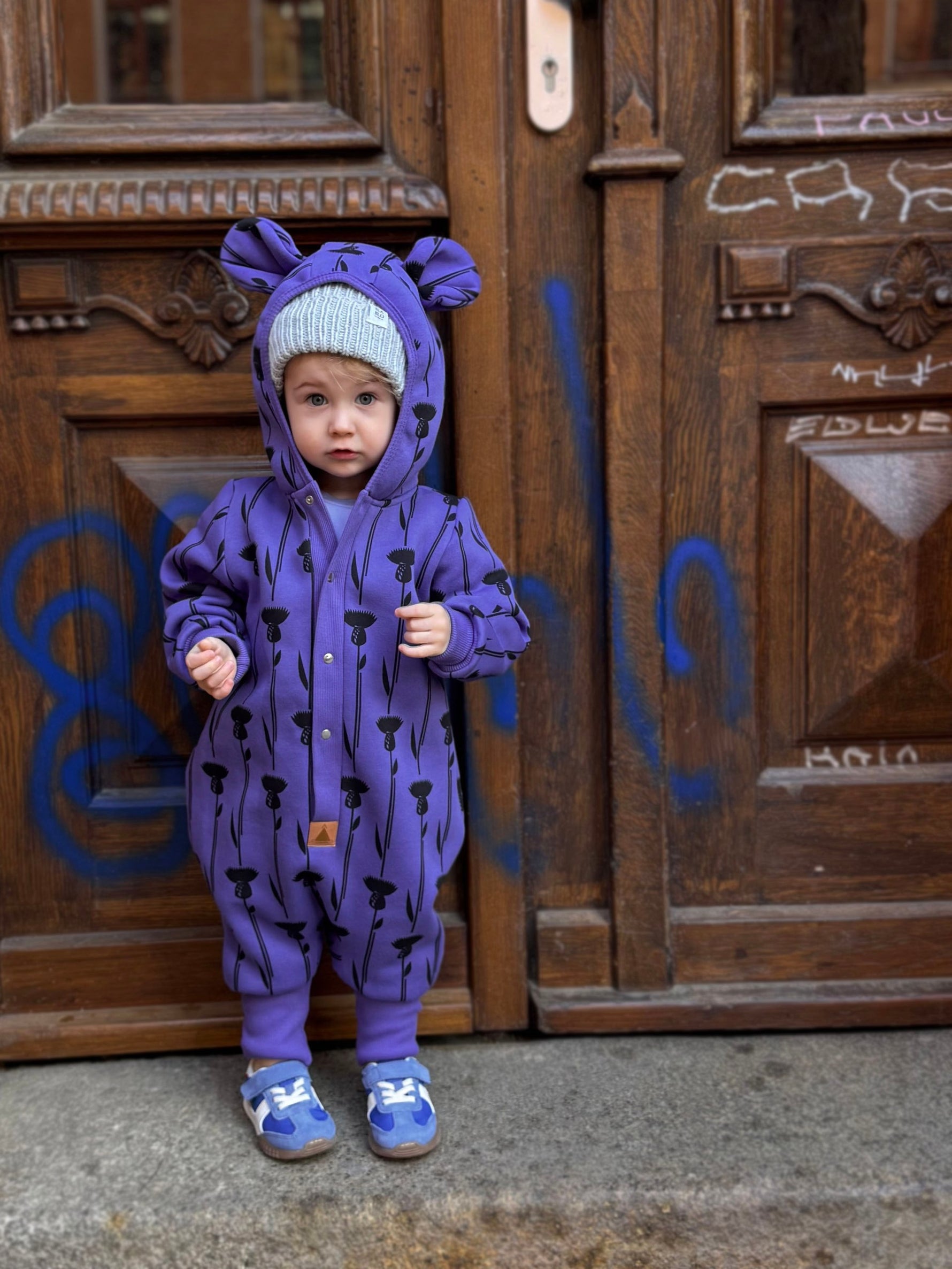 Baby-Jumpsuit Thistle on Violett – weicher Overall mit Kapuze und Ohren