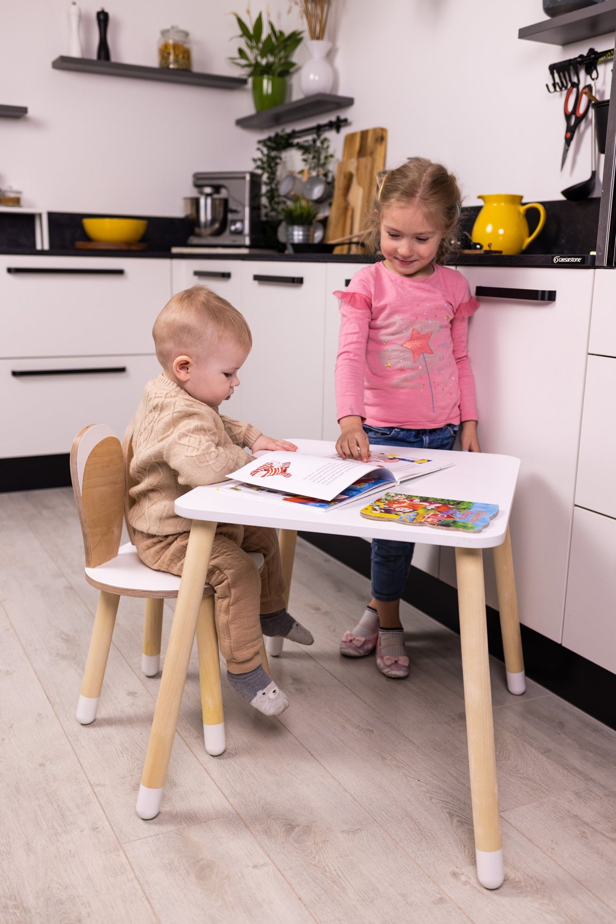 Kindertisch und Stuhl Hase – Produktbild 1