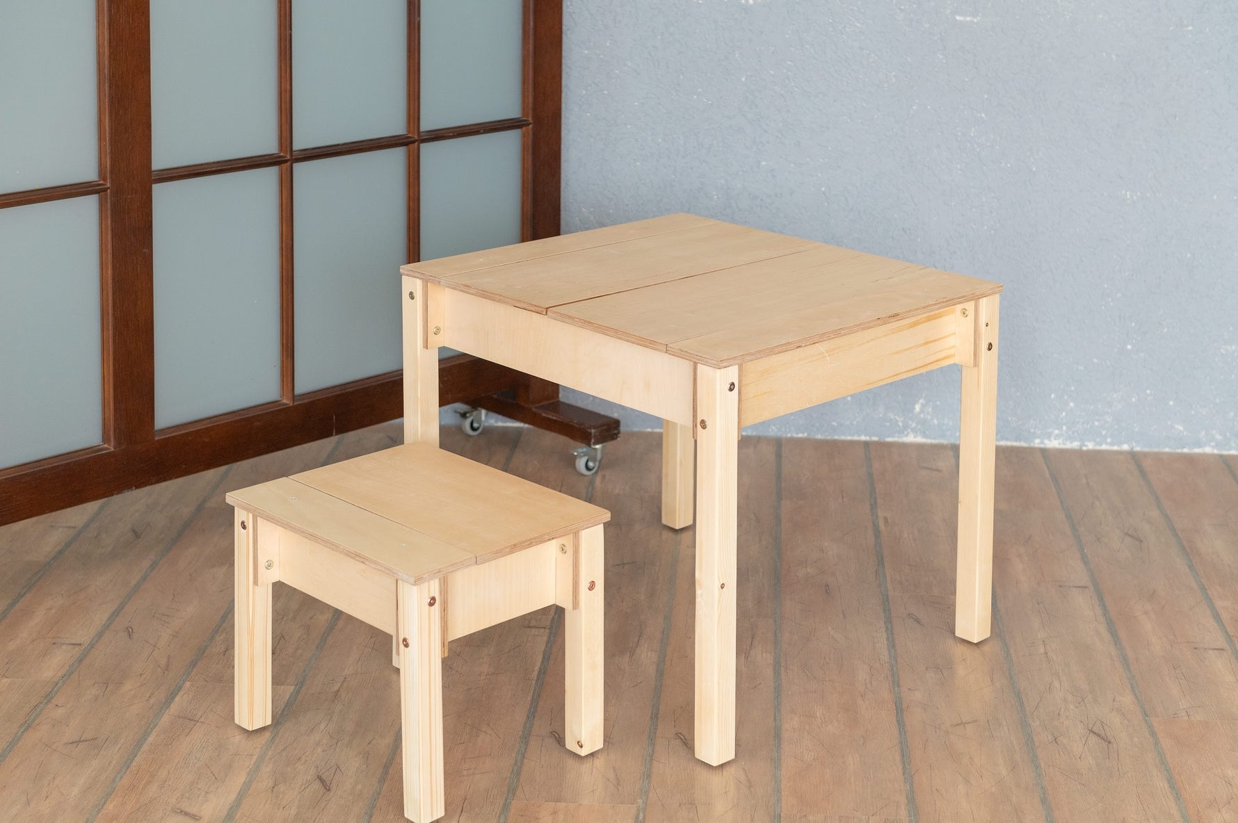 Kinderstuhl mit Stauraum – platzsparender Holzstuhl aus Birkensperrholz – Produktbild 4