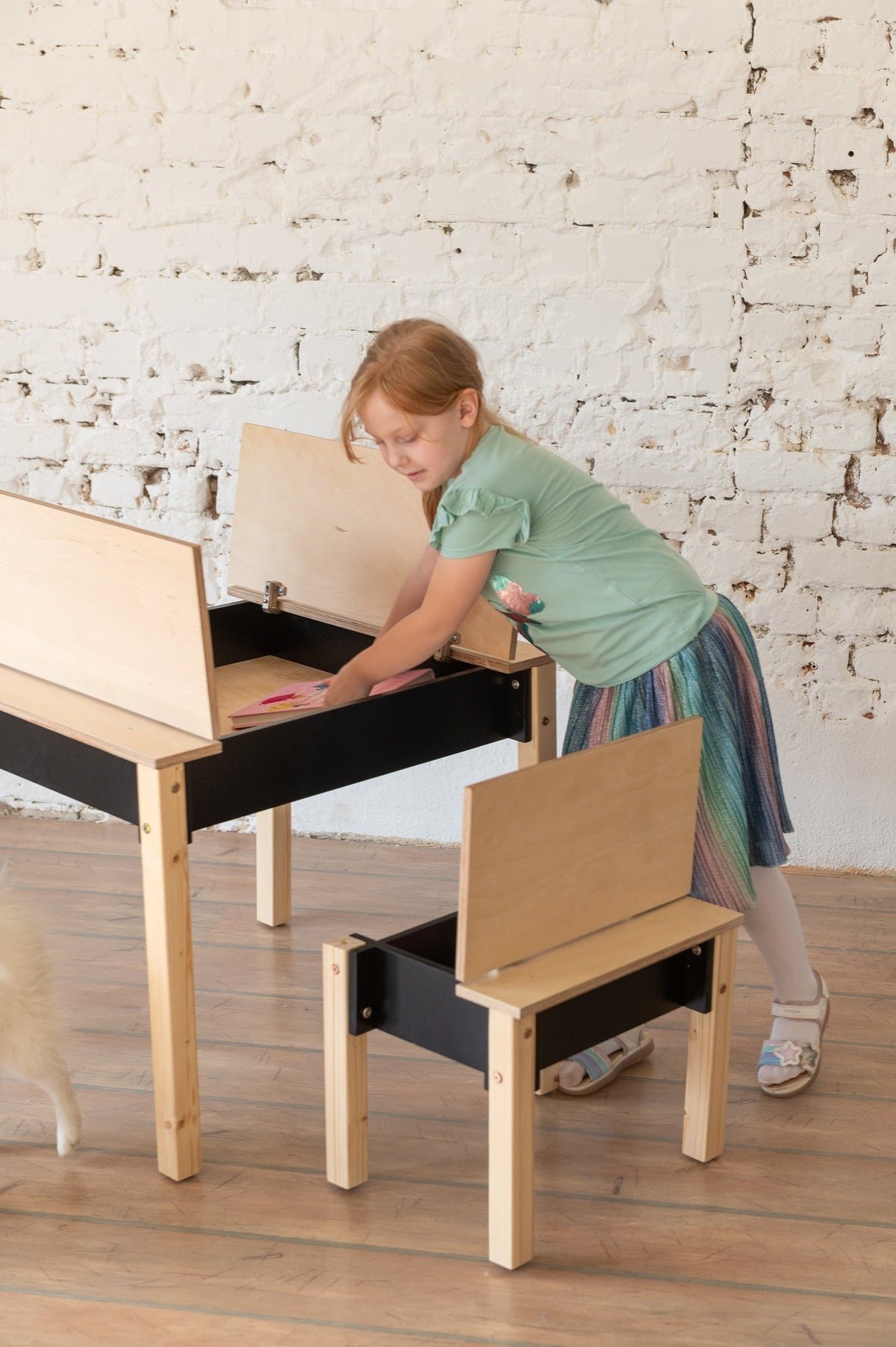Kinderstuhl mit Stauraum – platzsparender Holzstuhl aus Birkensperrholz – Produktbild 1