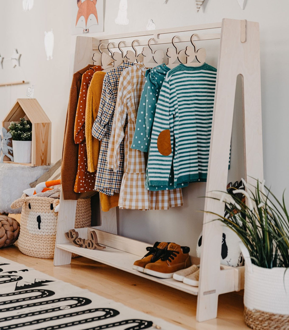 Montessori Kleiderständer für Kinder – Offene Holz-Garderobe aus Birkensperrholz – Produktbild 4