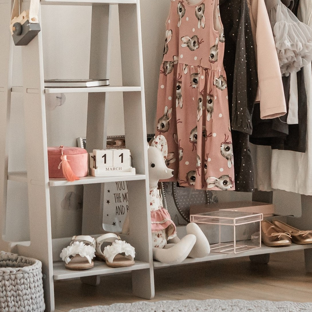 Montessori Kleiderständer mit Ablagen – Offene Holz-Garderobe für Kinder – Produktbild 3