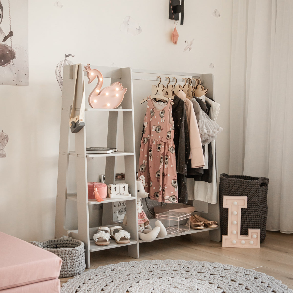 Montessori Kleiderständer mit Ablagen – Offene Holz-Garderobe für Kinder – Produktbild 4