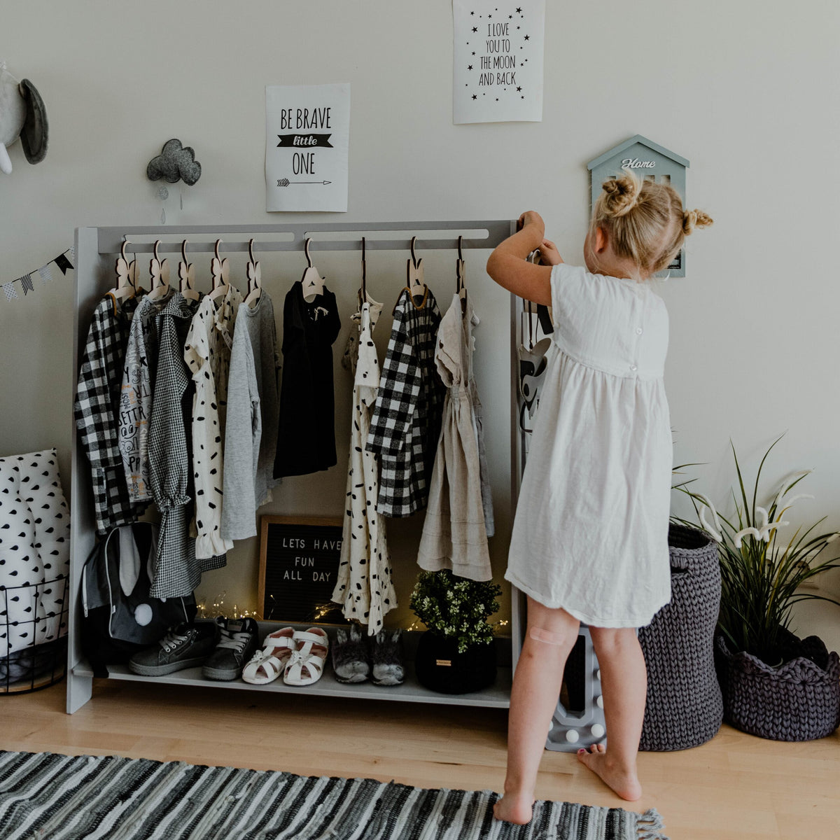 Montessori Kleiderständer für Kinder – Offene Holz-Garderobe aus Birkensperrholz – Produktbild 1