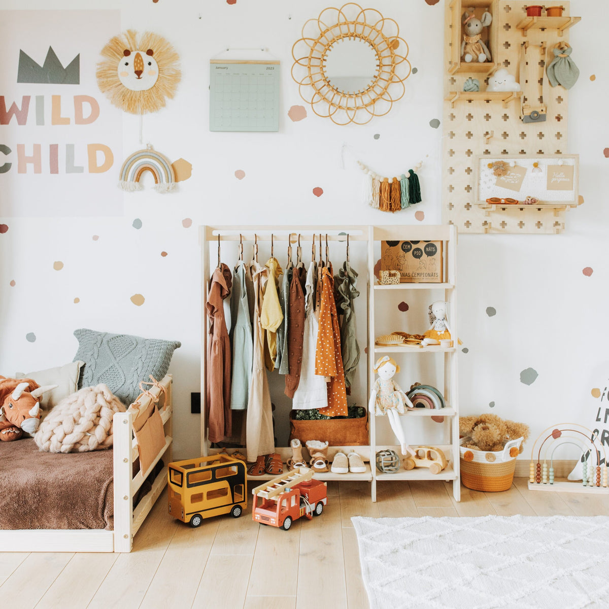 Montessori Kleiderständer mit Ablagen – Offene Holz-Garderobe für Kinder – Produktbild 1