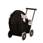 Handgefertigter Puppenwagen „Lili“ aus dunkler Weide – Nostalgie Holzwagen & Puppenbuggy inkl. beiger Bettwäsche – Produktbild 4