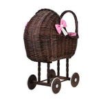 Exklusiver Weiden Puppenwagen „Lena“ Dunkle Weide – Nostalgie Holzwagen & Puppenbuggy inkl. rosa Bettset (60 cm) – Produktbild 1