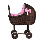 Exklusiver Weiden Puppenwagen „Lena“ Dunkle Weide – Nostalgie Holzwagen & Puppenbuggy inkl. rosa Bettset (60 cm) – Produktbild 3