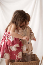 Kinder-Sommerkleid Sunshine – Baumwollkleid mit Sonnen-Print und verstellbaren Trägern – Produktbild 2