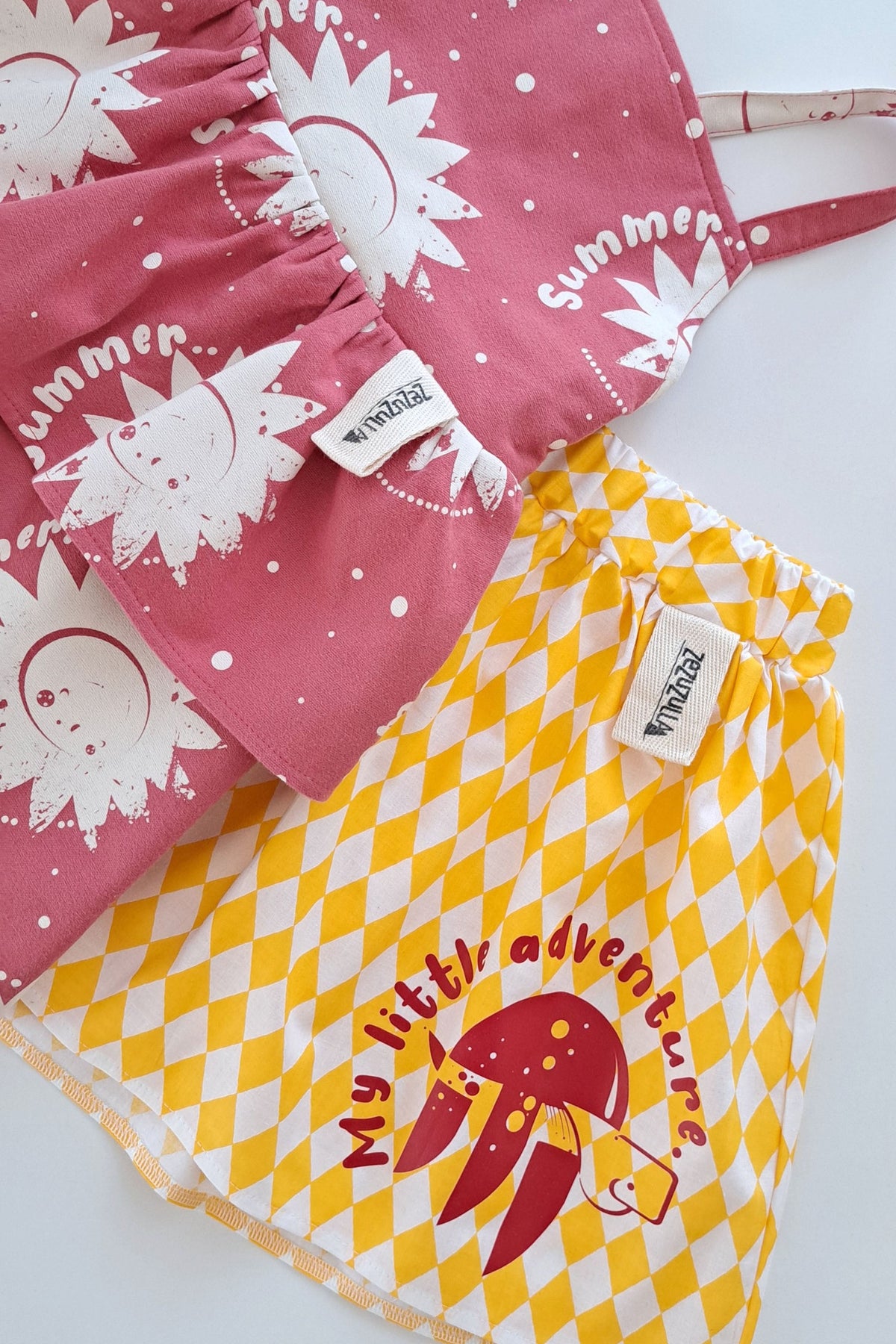Kinder-Sommerkleid Sunshine – Baumwollkleid mit Sonnen-Print und verstellbaren Trägern – Produktbild 3