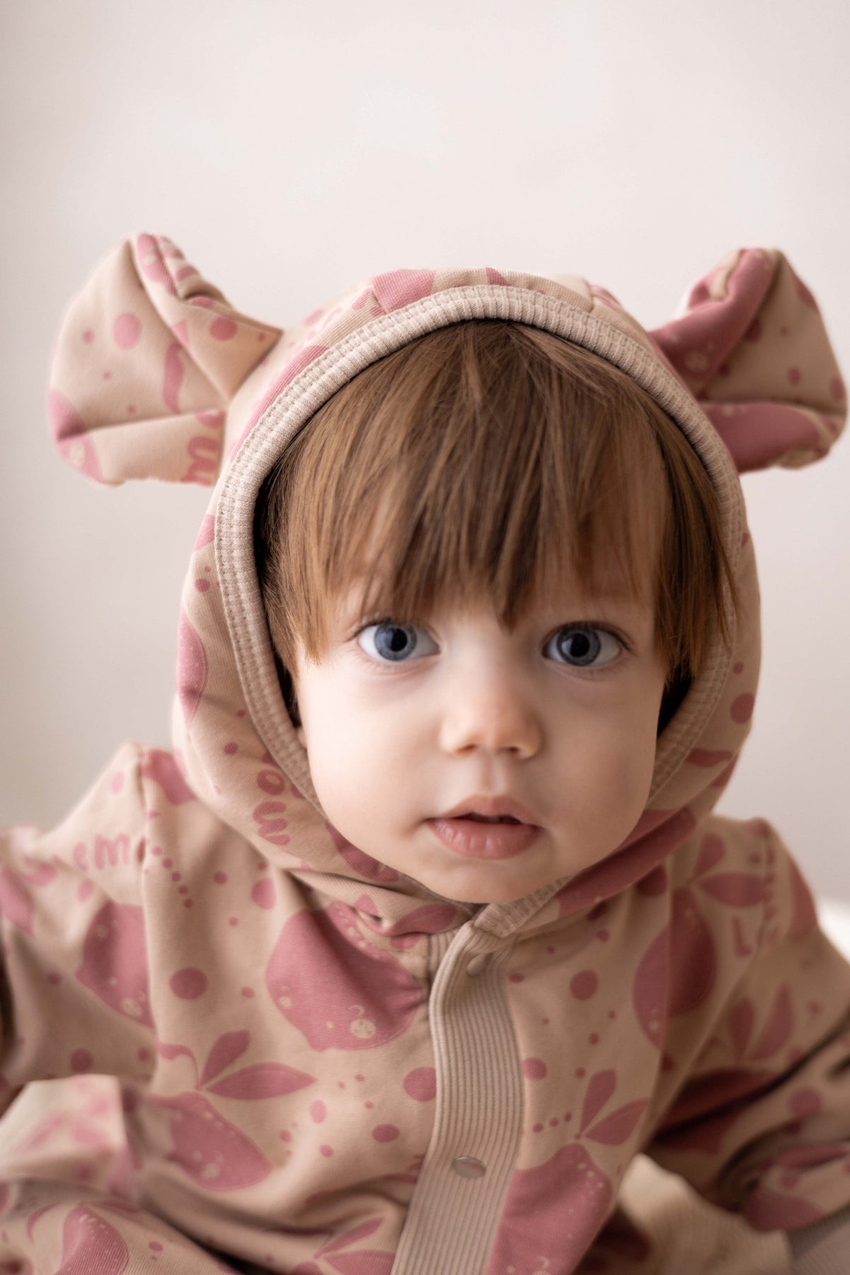 Jumpsuit mit Ohren für Babys & Kinder – Beige mit Zitronen Overall mit Kapuze und Ohren