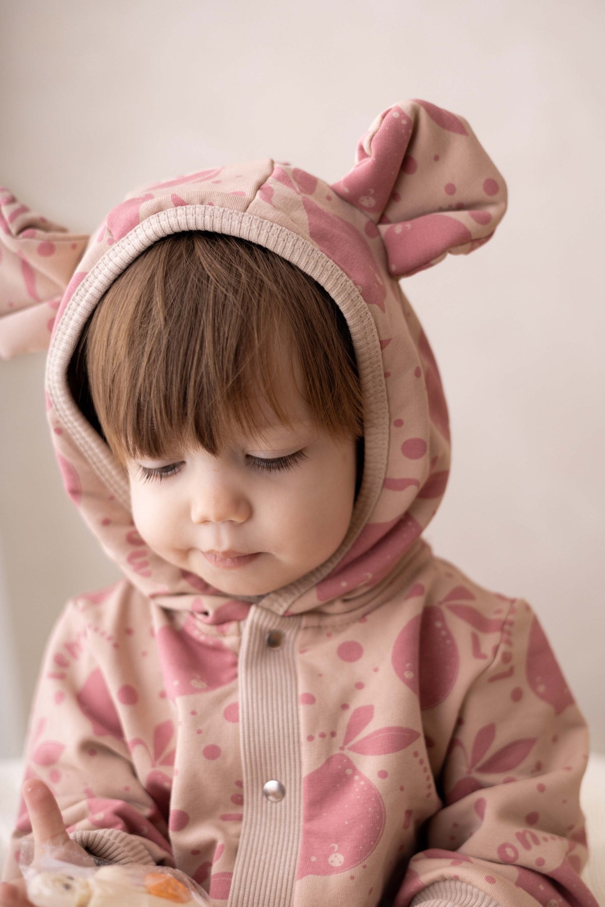 Jumpsuit mit Ohren für Babys & Kinder – Beige mit Zitronen Overall mit Kapuze und Ohren